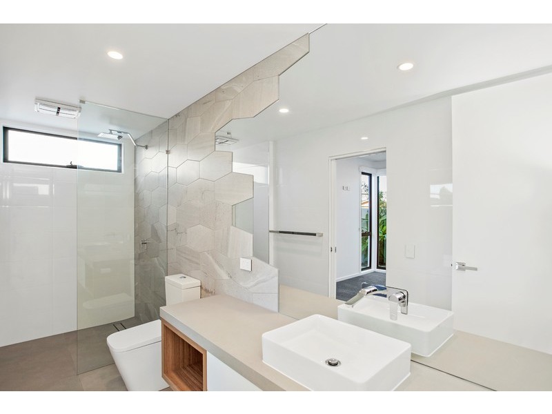 1/16 Chant Street, Broadbeach Waters QLD 4218