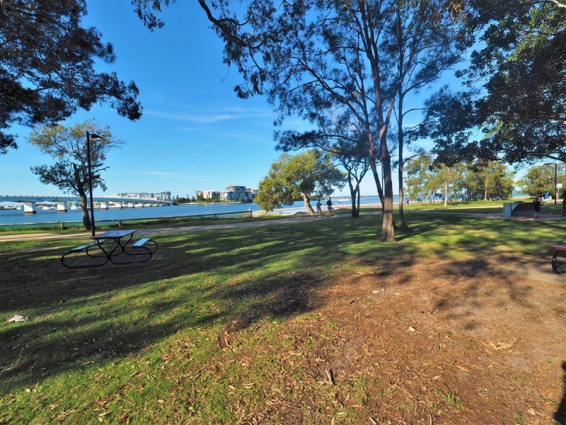 2/35 Milton Avenue, Paradise Point QLD 4216