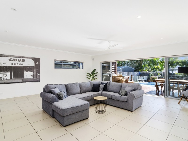 35 Twenty Fifth Avenue, Palm Beach QLD 4221