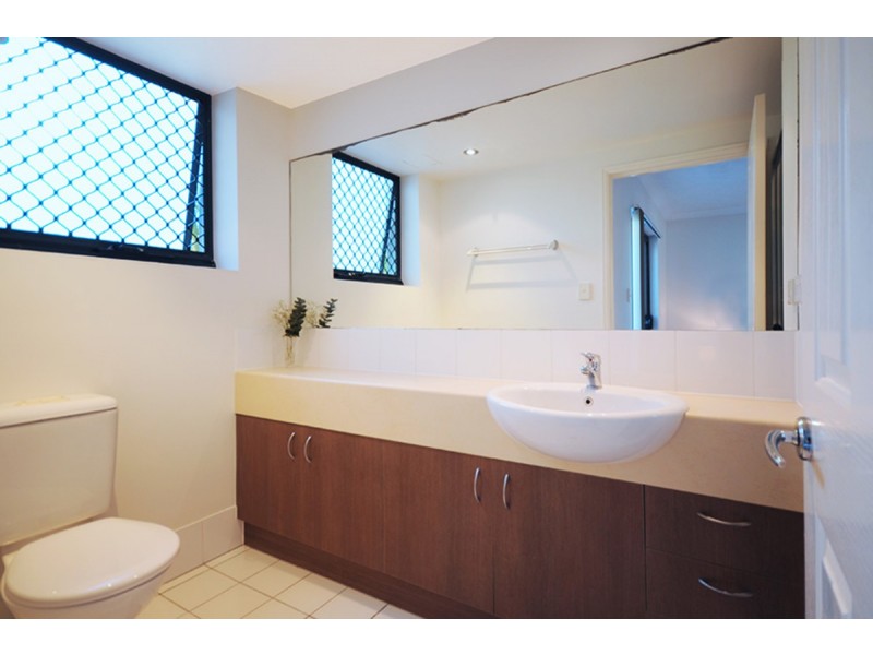 9/6 Fifth Avenue, Burleigh Heads QLD 4220