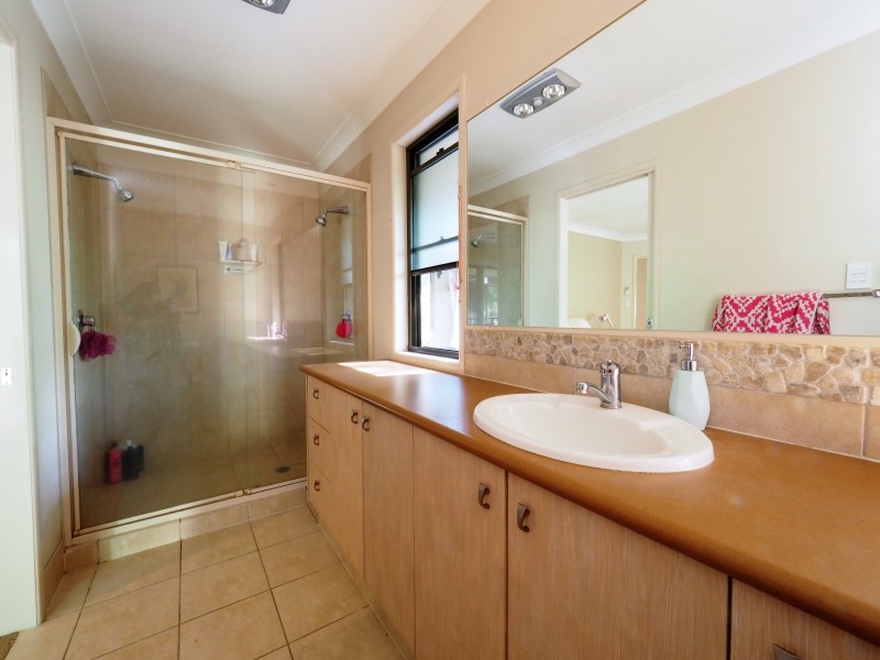 63 Simpsons Road, Elanora QLD 4221