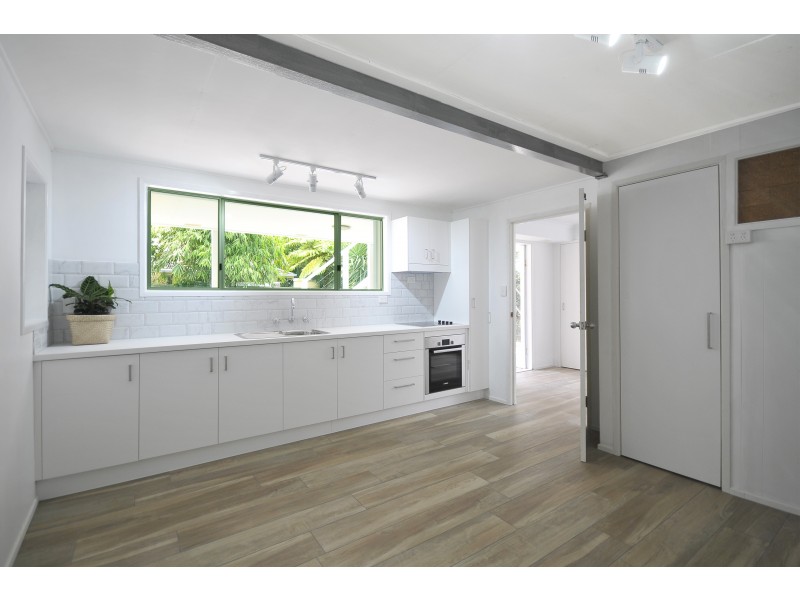 43 5th Ave., Palm Beach QLD 4221