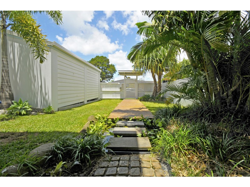 43 5th Ave., Palm Beach QLD 4221