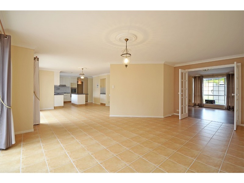 5 Delonix Court, Arundel QLD 4214