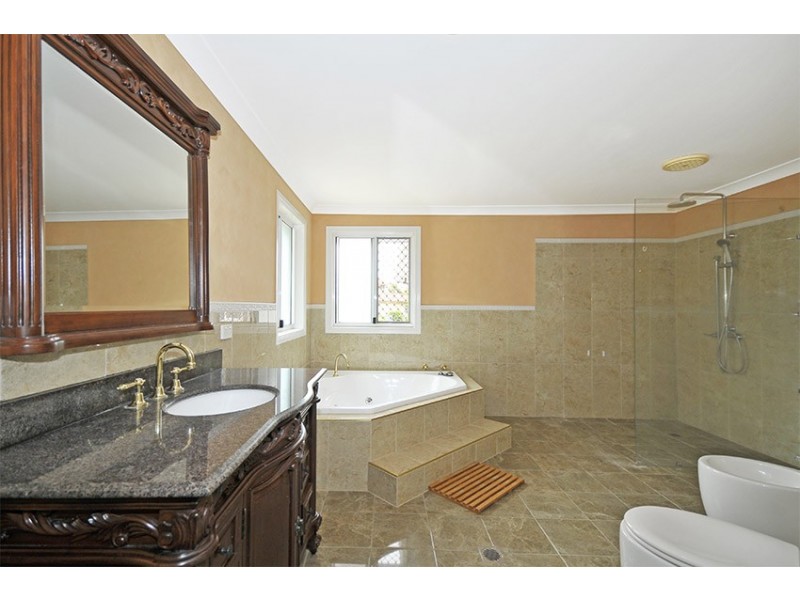 5 Delonix Court, Arundel QLD 4214