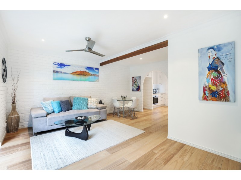 2/6 Jodie Crt, Mermaid Waters QLD 4218