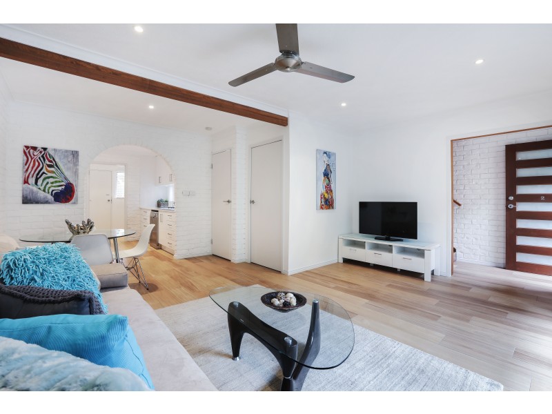 2/6 Jodie Crt, Mermaid Waters QLD 4218