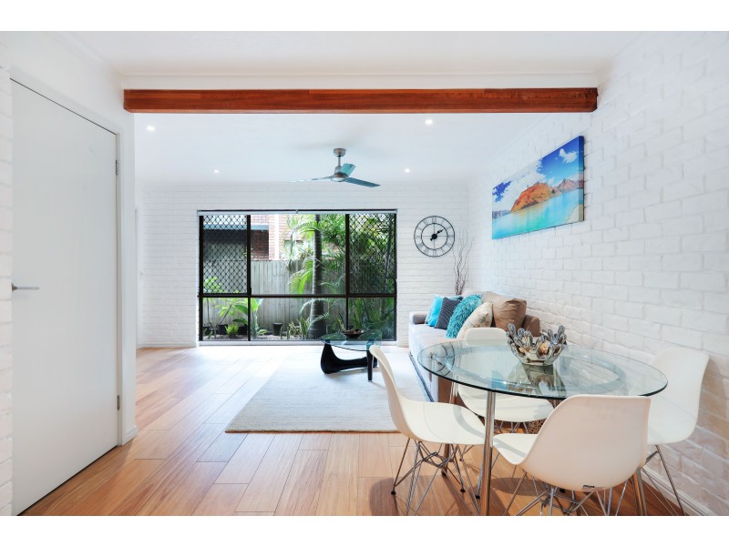 2/6 Jodie Crt, Mermaid Waters QLD 4218