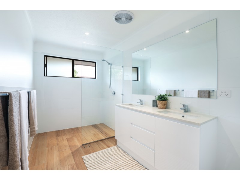 2/6 Jodie Crt, Mermaid Waters QLD 4218