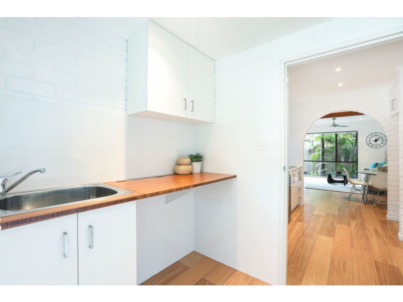 2/6 Jodie Crt, Mermaid Waters QLD 4218