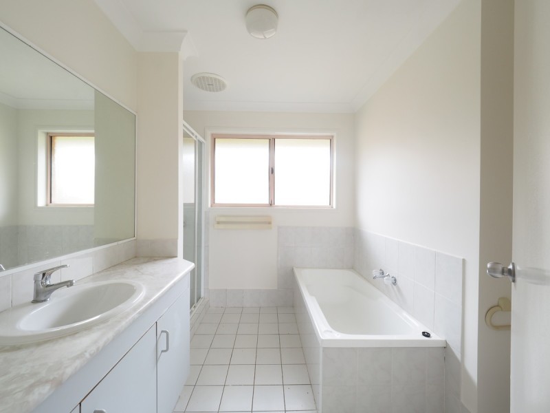 1/8 Ottelia Drive, Elanora QLD 4221