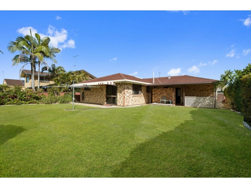 9 Kurrajong Court, Palm Beach QLD 4221