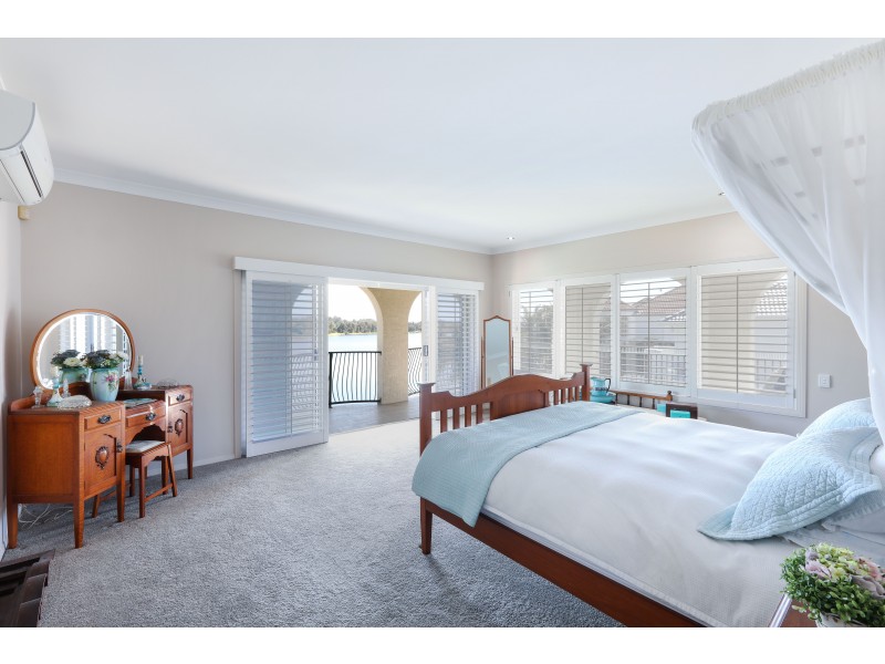 34 Staysail Crescent, Clear Island Waters QLD 4226