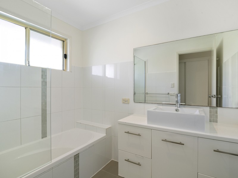 16 Daphne Court, Elanora QLD 4221