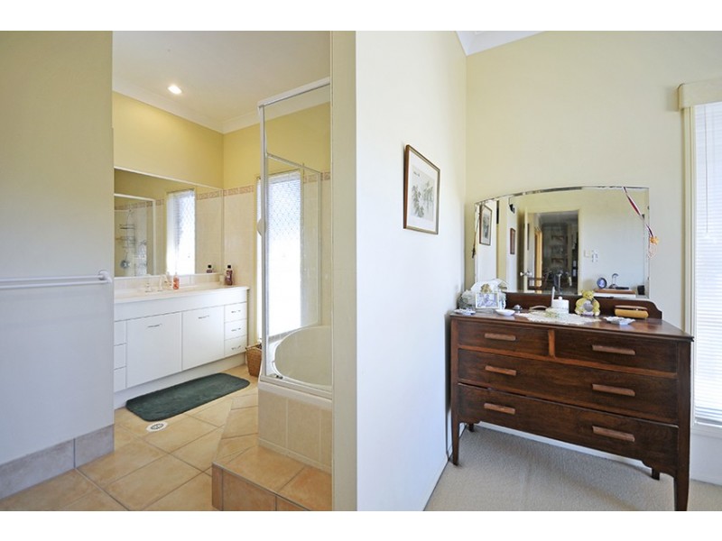 8 Tyrone Terrace, Banora Point NSW 2486