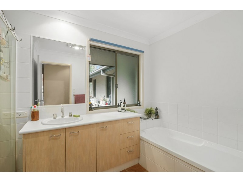63 Simpsons Road, Elanora QLD 4221