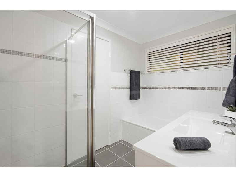 16 Lexington Drive, Worongary QLD 4213