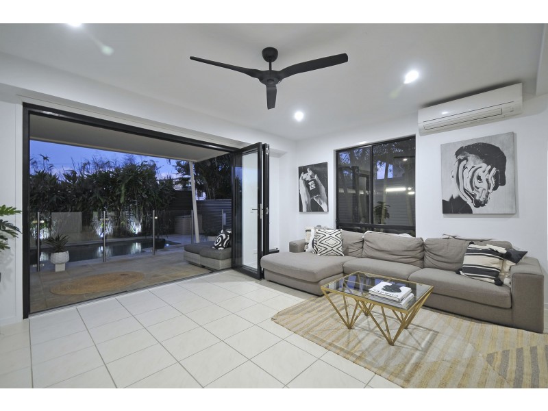 2/17 Bali Avenue, Palm Beach QLD 4221