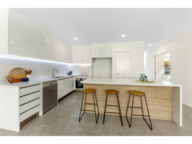 2/4 Beelyu Street, Burleigh Heads QLD 4220