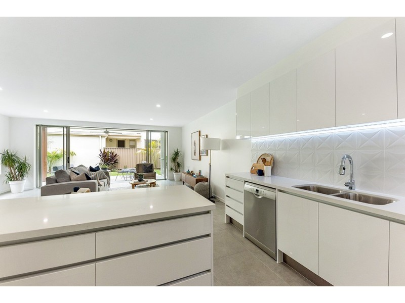 2/4 Beelyu Street, Burleigh Heads QLD 4220