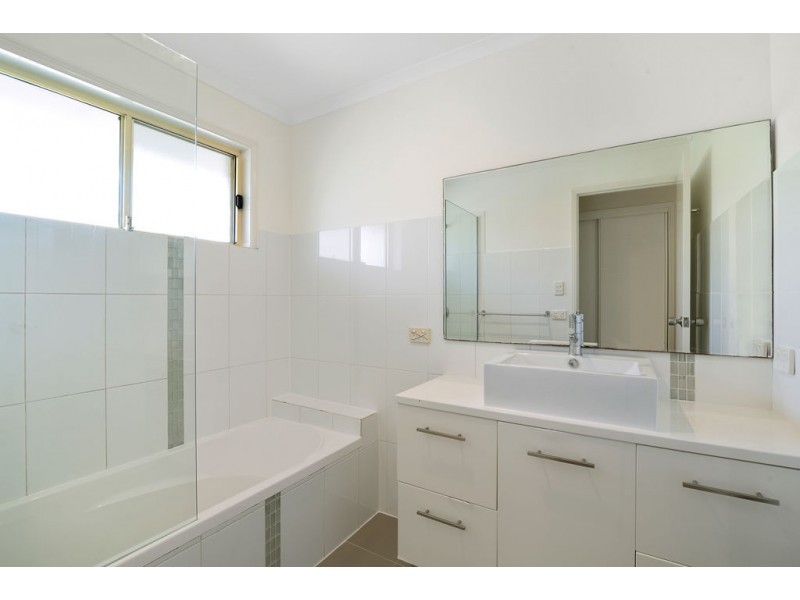 16 Daphne Court, Elanora QLD 4221