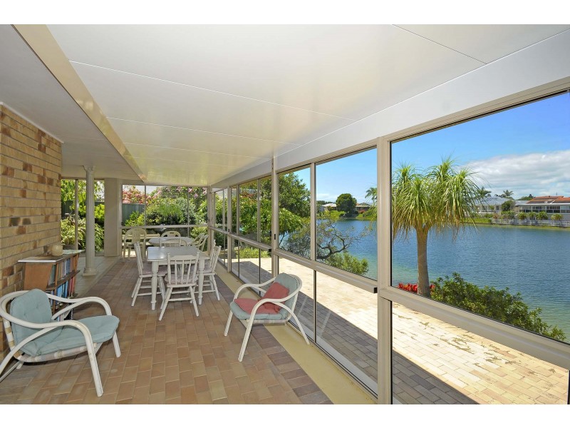 12 Darnay Road, Broadbeach Waters QLD 4218