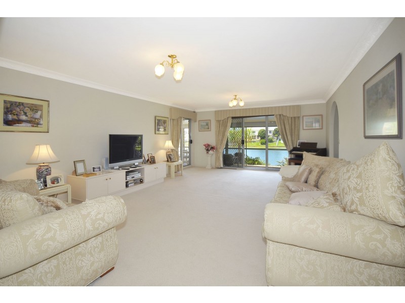 12 Darnay Road, Broadbeach Waters QLD 4218