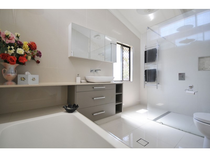 16 Currant Street, Elanora QLD 4221