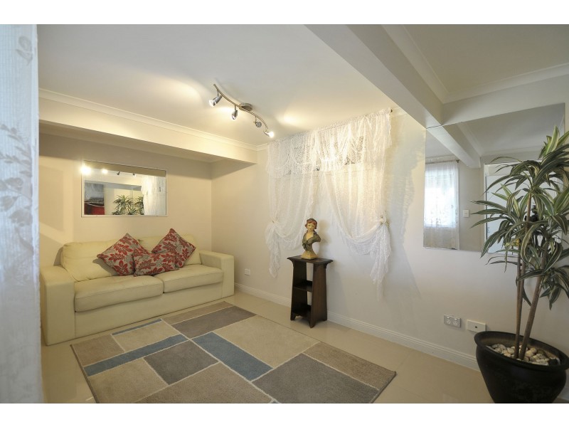 16 Currant Street, Elanora QLD 4221