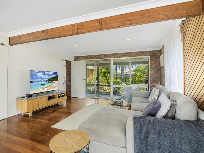 16 Seaview Parade, Elanora QLD 4221