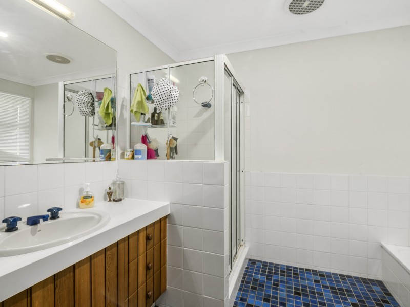 16 Seaview Parade, Elanora QLD 4221