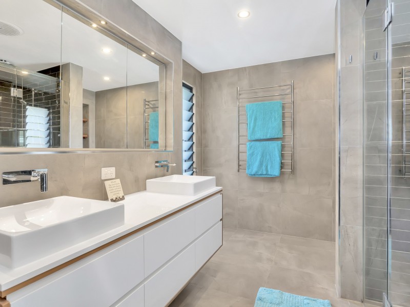 5 Oakwood Terrace, Palm Beach QLD 4221