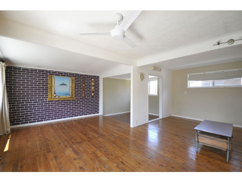 11 Tallebudgera Drive, Palm Beach QLD 4221