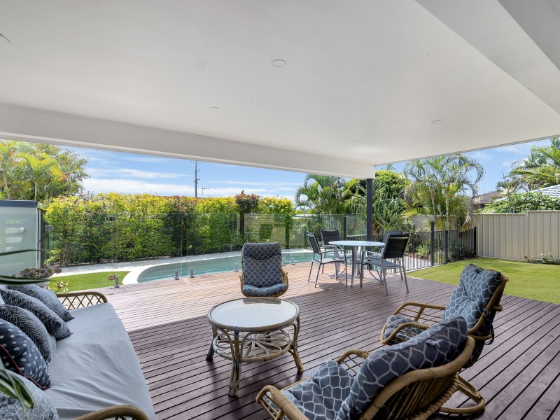 8 Oakwood Terrace, Palm Beach QLD 4221