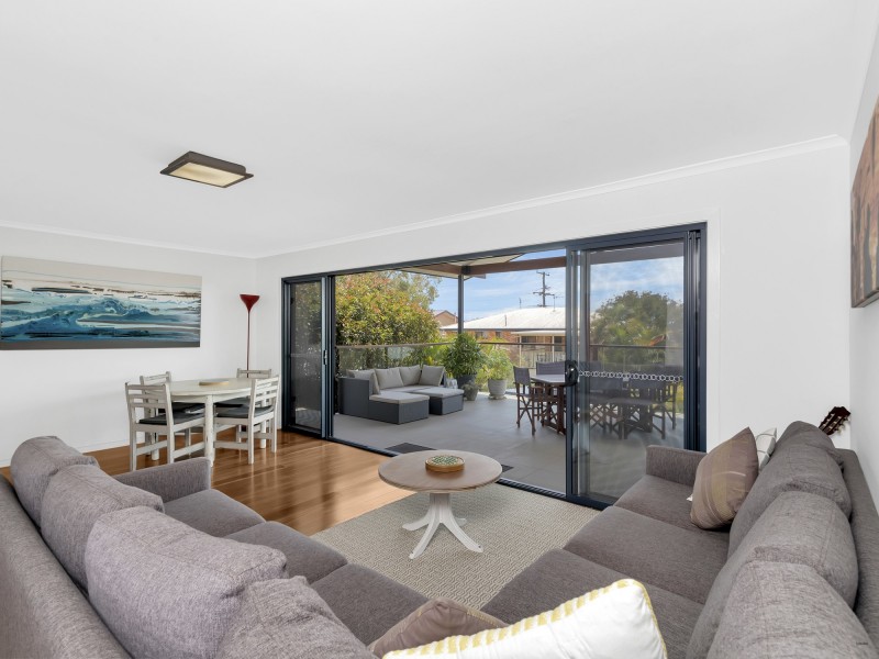 8 Oakwood Terrace, Palm Beach QLD 4221