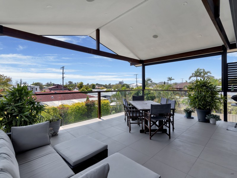 8 Oakwood Terrace, Palm Beach QLD 4221