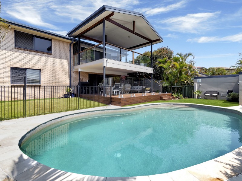8 Oakwood Terrace, Palm Beach QLD 4221