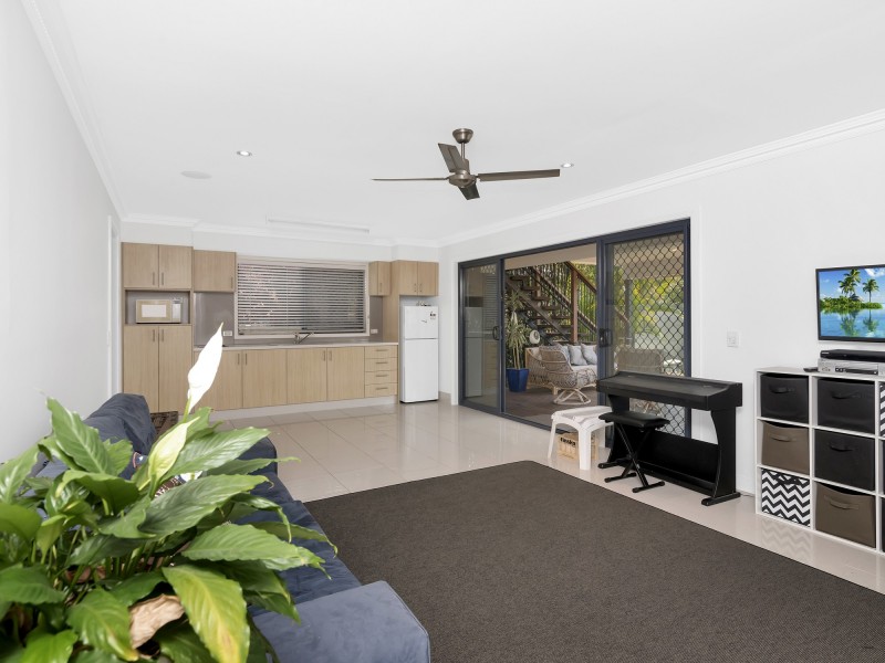 8 Oakwood Terrace, Palm Beach QLD 4221