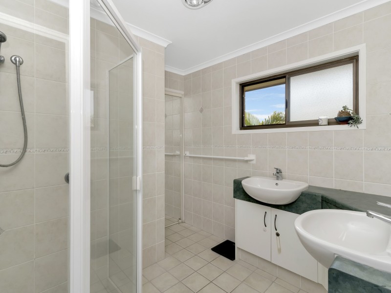 8 Oakwood Terrace, Palm Beach QLD 4221