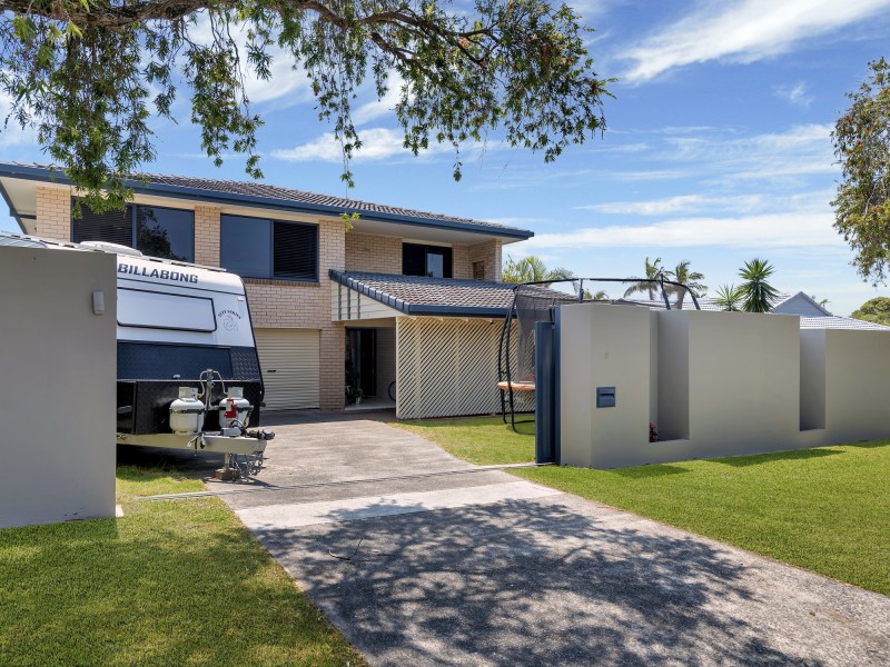 8 Oakwood Terrace, Palm Beach QLD 4221