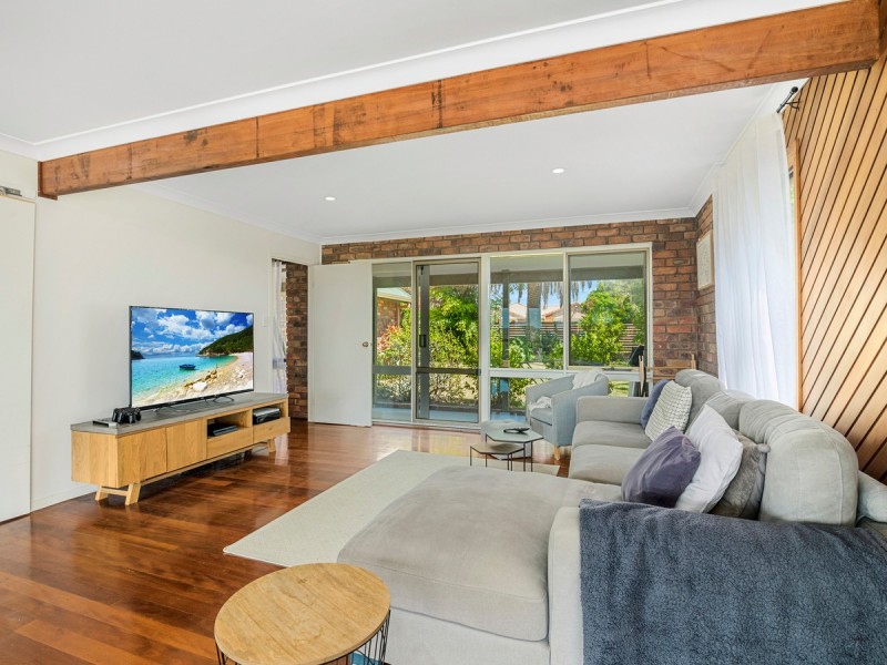 16 Seaview Parade, Elanora QLD 4221