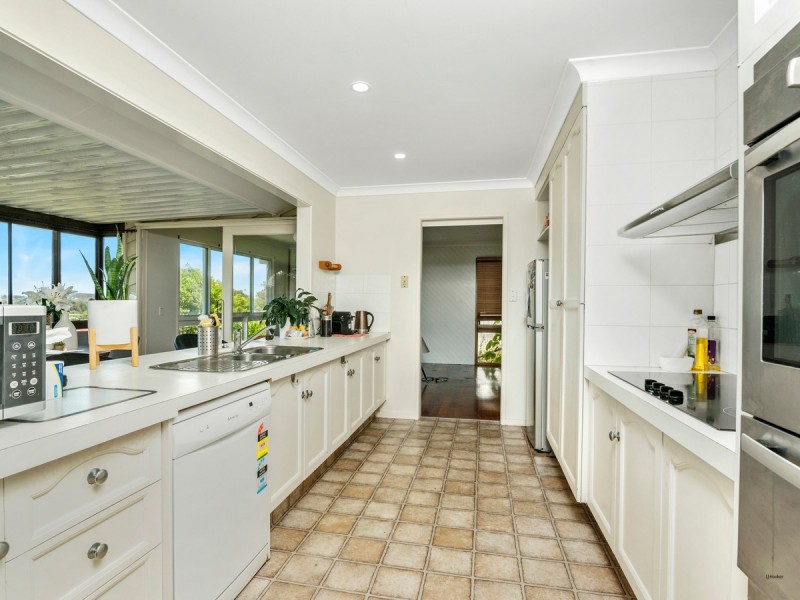 16 Seaview Parade, Elanora QLD 4221