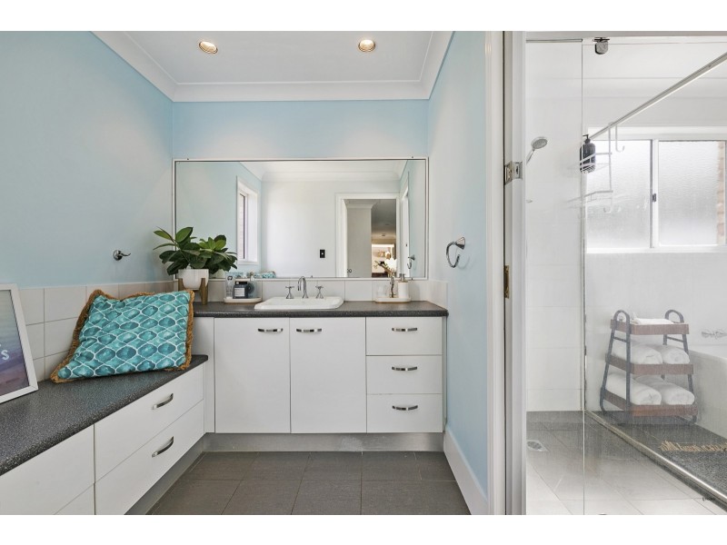 22 Swanbourne Way, Elanora QLD 4221