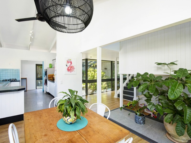 8 Bindoon Close, Elanora QLD 4221