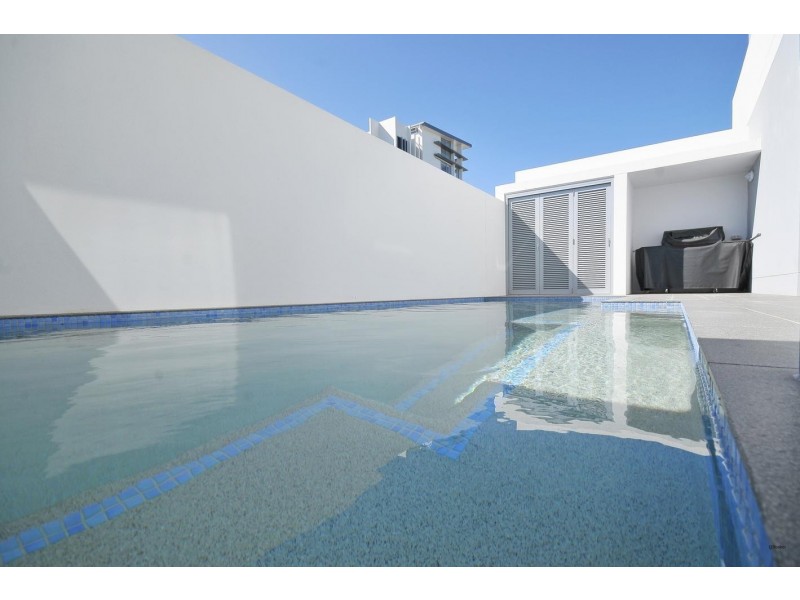 1/4 Twenty Seventh Avenue, Palm Beach QLD 4221