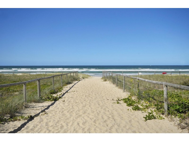 1/4 Twenty Seventh Avenue, Palm Beach QLD 4221