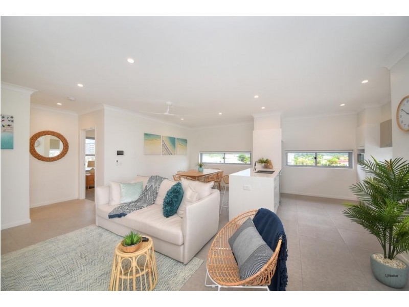 4/4 Twenty Seventh Avenue, Palm Beach QLD 4221