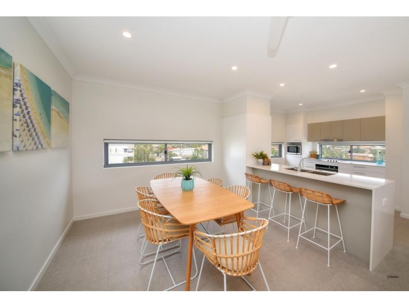 4/4 Twenty Seventh Avenue, Palm Beach QLD 4221