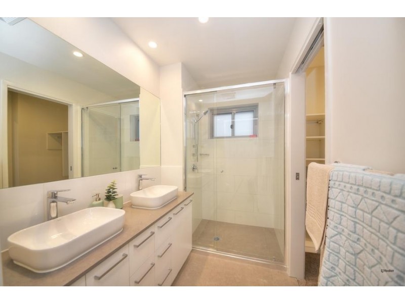 4/4 Twenty Seventh Avenue, Palm Beach QLD 4221