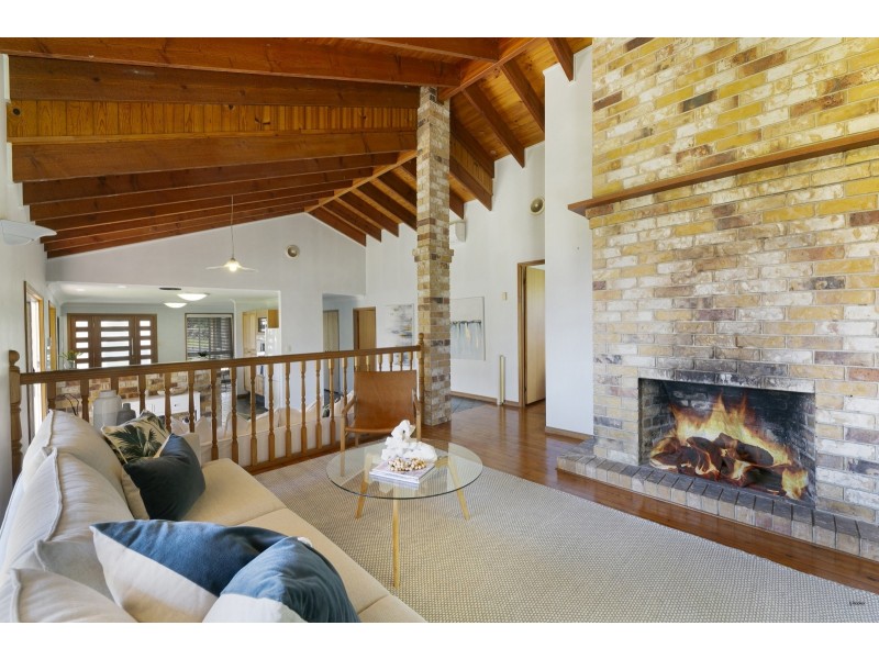 31 Beaconsfield Drive, Burleigh Waters QLD 4220